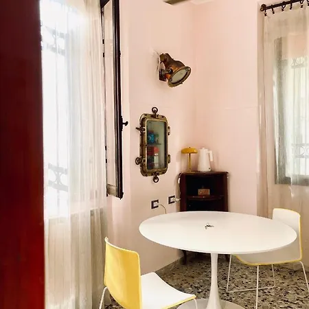 Venetian Pink In Dorsoduro Apartment *